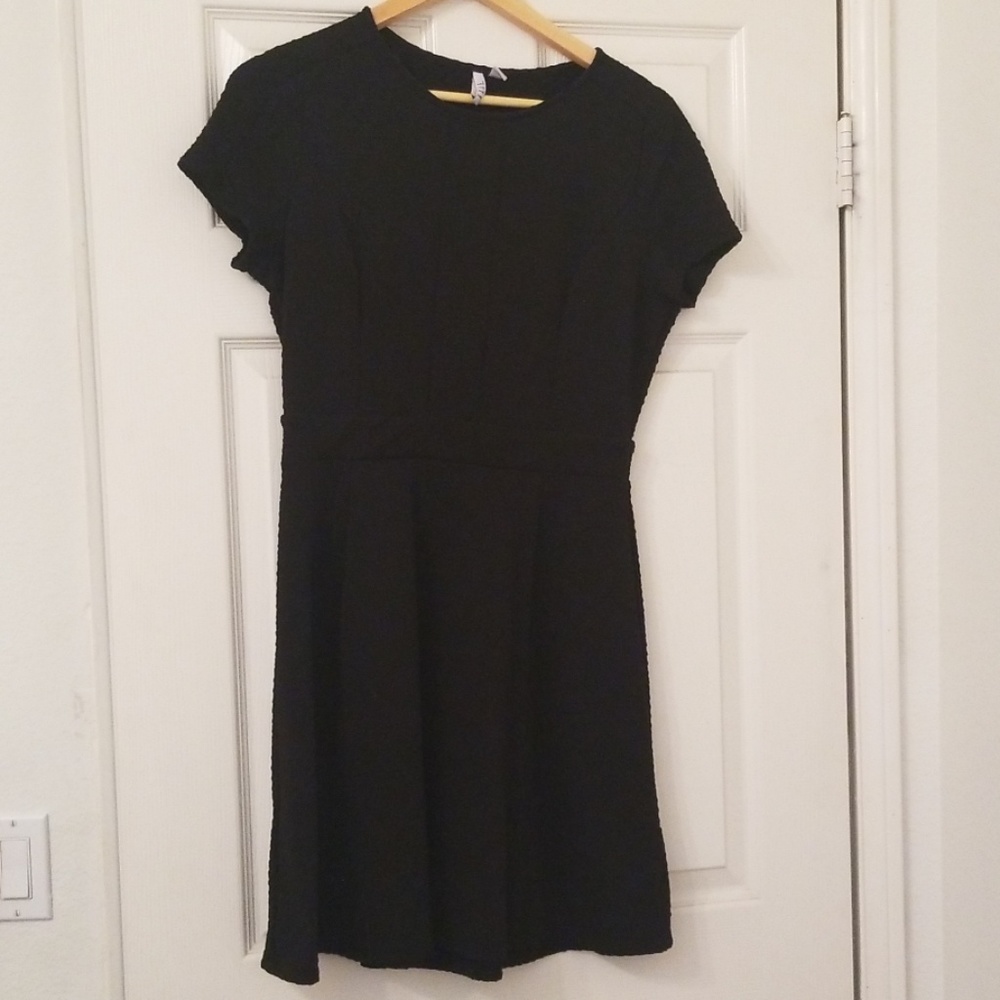 Black short sleeved dress